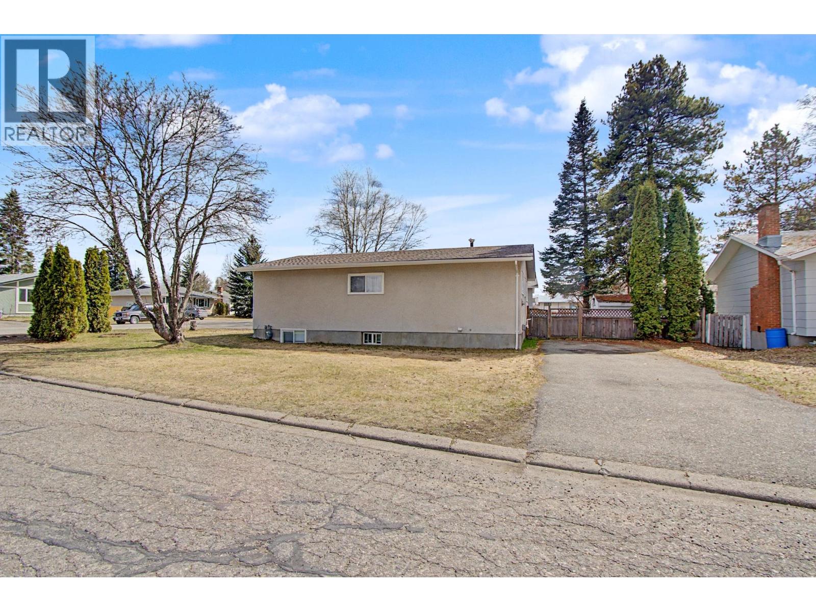 5977 Simon Fraser Avenue, Prince George, British Columbia  V2N 2C7 - Photo 2 - R3106197